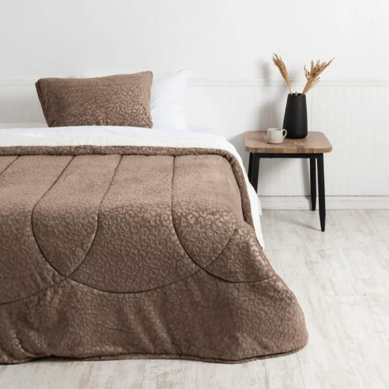 Plumón Coral Emboss 1.5 Plazas Café - Relámpago.Shop